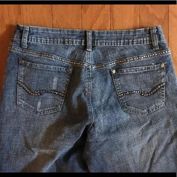 Stylish Silver Flat Stud Accented Jeans! - Picture 4 of 16